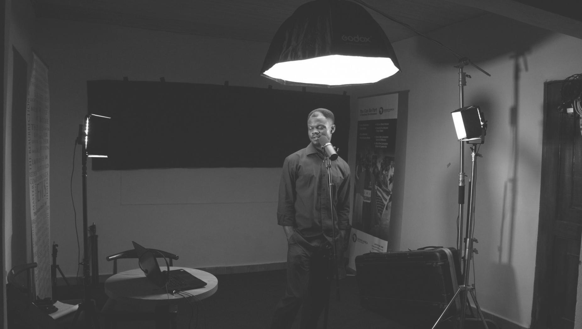 Современная студия для создания игрового контента с профессиональным оборудованием