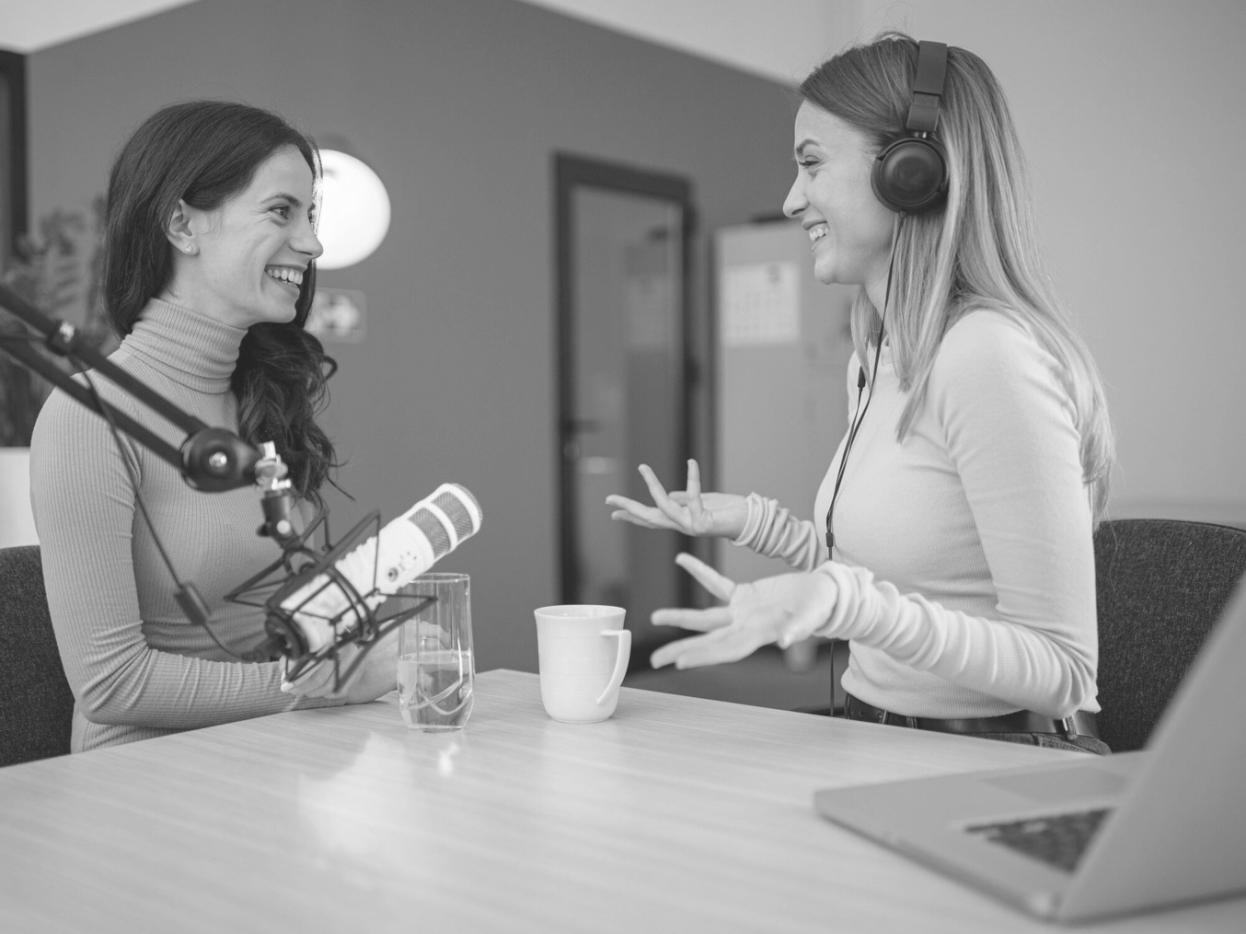 Студент работает над созданием игрового контента, настраивая параметры стрима