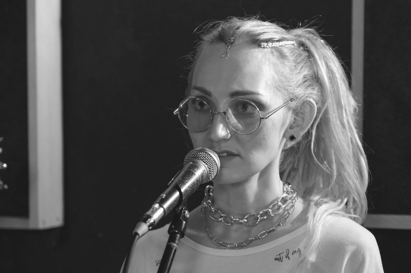 Профессиональная игровая периферия: мышь, клавиатура, гарнитура на игровом столе