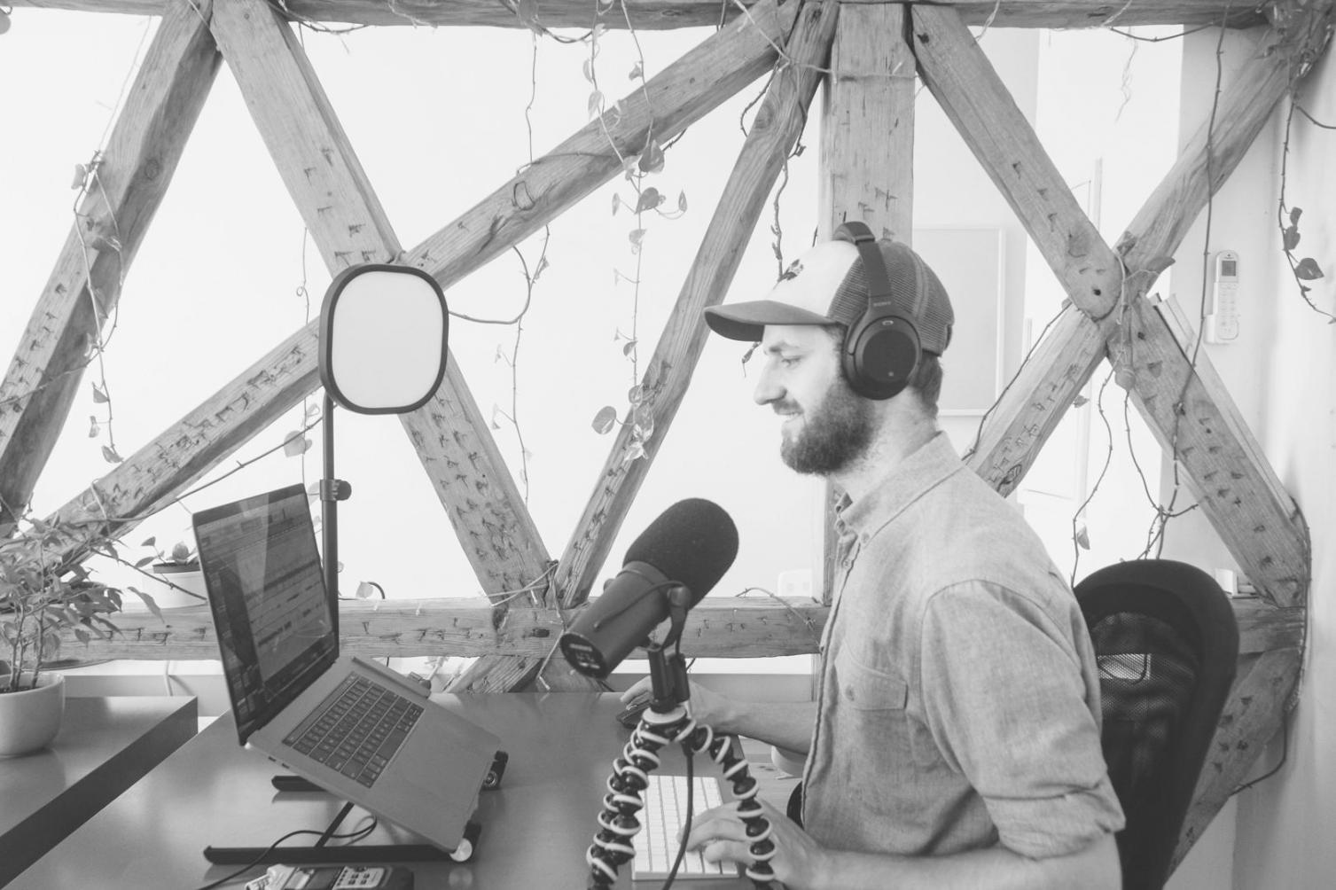 Экран компьютера с открытым OBS Studio и настройками для стриминга