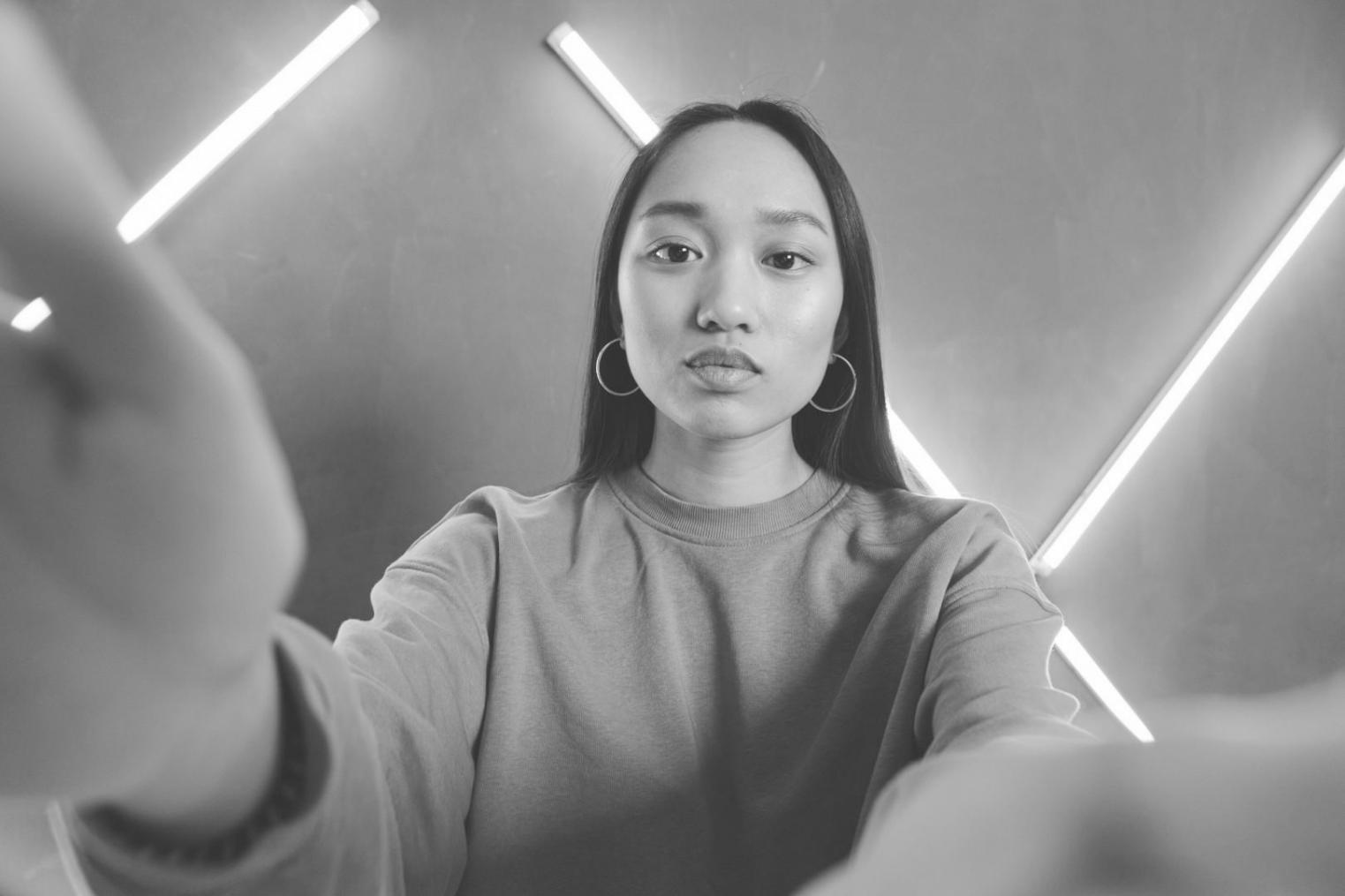 Студенты изучают основы стриминга за компьютерами